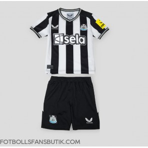 Newcastle United Replika Hemmatröja Barn 2023-24 Kortärmad (+ Korta byxor)